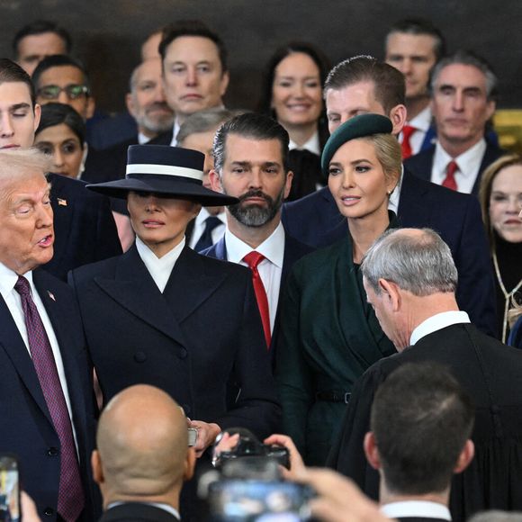 Le président Donald Trump prête serment en tant que 47e président des États-Unis dans la rotonde du Capitole à Washington, DC, le lundi 20 janvier 2025. Le président de la Cour suprême, John Roberts, fait prêter serment à l'épouse de Donald Trump, Melania Trump, qui tient la bible.   Photo de pool par Saul Loeb/UPI/ABACAPRESS.COM