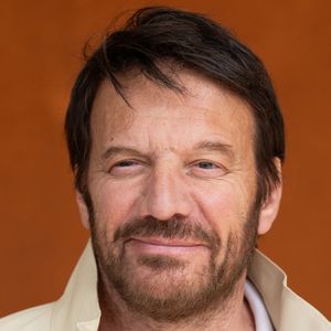 Judo, rugby, boxe, escalade ou encore cross-fit : l'acteur de 60 ans a pratiqué de nombreuses disciplines au fil des années. 

Samuel Le Bihan lors des Internationaux de France de Tennis de Roland Garros 2026, à Paris, France, le 7 juin 2026. 
© Jacovides / Moreau / Bestimage