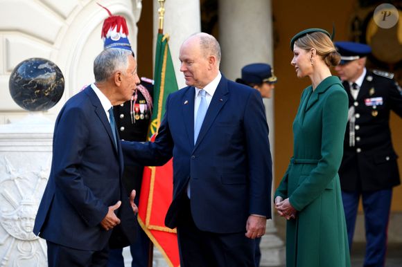 Marcelo Rebelo de Sousa, président du Portugal, Le prince Albert II de Monaco et la princesse Charlène de Monaco - Le prince de Monaco et la princesse de Monaco accueillent Marcelo Rebelo de Sousa, président du Portugal, dans la cours d'honneur du Palais Princier à Monaco, le 21 novembre 2025. Le chef d'Etat portugais est en visite officielle en principauté. 
© Bruno Bebert / Bestimage