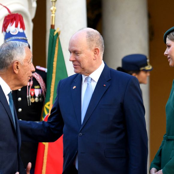 Marcelo Rebelo de Sousa, président du Portugal, Le prince Albert II de Monaco et la princesse Charlène de Monaco - Le prince de Monaco et la princesse de Monaco accueillent Marcelo Rebelo de Sousa, président du Portugal, dans la cours d'honneur du Palais Princier à Monaco, le 21 novembre 2025. Le chef d'Etat portugais est en visite officielle en principauté. 
© Bruno Bebert / Bestimage