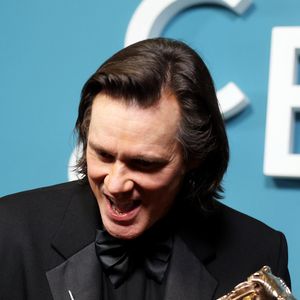 L'acteur a choisi de vivre reclus et loin des projecteurs dans une maison en bord de mer sur l'île de Maui.

Jim Carrey (César d'Honneur pour l'ensemble de sa carrière) - Press room de la 51ème cérémonie des César, à l'Olympia. Paris, le 26 février 2026.
© Dominique Jacovides/Bestimage