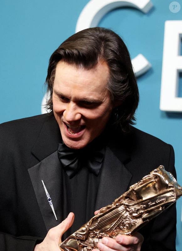 L'acteur a choisi de vivre reclus et loin des projecteurs dans une maison en bord de mer sur l'île de Maui.

Jim Carrey (César d'Honneur pour l'ensemble de sa carrière) - Press room de la 51ème cérémonie des César, à l'Olympia. Paris, le 26 février 2026.
© Dominique Jacovides/Bestimage
