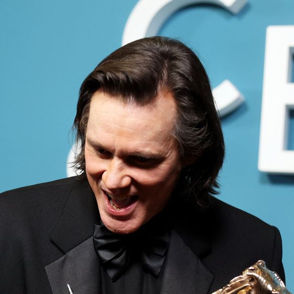 L'acteur a choisi de vivre reclus et loin des projecteurs dans une maison en bord de mer sur l'île de Maui.

Jim Carrey (César d'Honneur pour l'ensemble de sa carrière) - Press room de la 51ème cérémonie des César, à l'Olympia. Paris, le 26 février 2026.
© Dominique Jacovides/Bestimage
