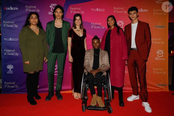 Farah Kassabeh, Kévin Meffre, Anaïs Parello, Mathias Raumel, Kathy Packianathan, Lucas Ivoula lors de la cérémonie de clôture de la 5ème édition du festival Pluriel.les (Plurielles) au cinéma Majestic de Compiègne, France, le 19 mars 2022 . © Christophe Clovis/Bestimage