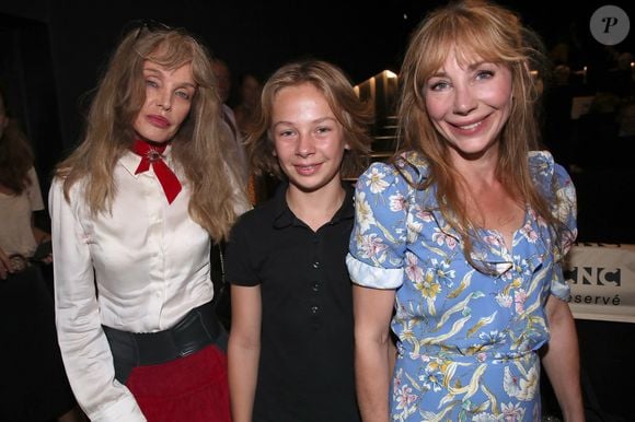 Exclusif - Arielle Dombasle (G) avec Julie Depardieu (D) et son fils de 12 ans, Billy, qui joue dans le film - Projection en avant-première du film "Les Secrets de la Princesse de Cadignan" de A. Dombasle au CNC à Paris le 5 septembre 2023. © Bertrand Rindoff / Bestimage