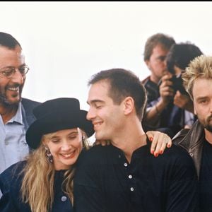 Archives - Jean Reno, Rosanna Arquette, Jean-Marc Barr et Luc Besson au Festival de Cannes en 1988, pour la présentation du film "Le Grand Bleu". ANGELI-RINDOFF / BESTIMAGE