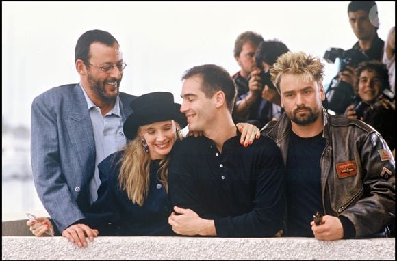 Archives - Jean Reno, Rosanna Arquette, Jean-Marc Barr et Luc Besson au Festival de Cannes en 1988, pour la présentation du film "Le Grand Bleu". ANGELI-RINDOFF / BESTIMAGE