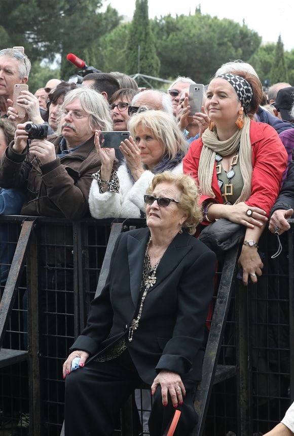 Exclusif - Elyette Boudou (Mamie Rock) regarde Laeticia Hallyday - Laeticia Hallyday sort de sa loge pour se rendre sur la scène puis pose avec des bikers et ses amis lors de l'inauguration de l'esplanade Johnny Hallyday à Toulouse, le 15 juin 2019. Laeticia Hallyday et ses filles Jade et Joy sont venues inaugurer une esplanade portant le nom de Johnny Hallyday située en face du Zénith de Toulouse, le 15 juin 2019, date hautement symbolique puisque le rockeur aurait eu 76 ans. Laeticia porte le pendentif crucifix de Johnny autour du cou.  © Dominique Jacovides/Bestimage
