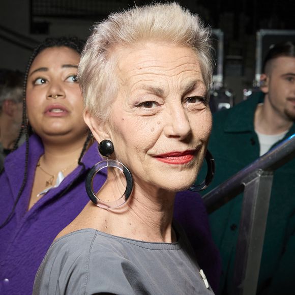 La chanteuse y apparaît sans maquillage, lucide et sincère sur son passé.

Lio à l'enregistrement du concert "Nos voix pour toutes", au profit de La fondation des femmes, à l'Adidas Arena à Paris, diffusée le 11 décembre sur TMC. © Cyril Moreau-Coadic Guirec / Bestimage