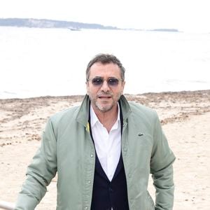 Exclusif - Bernard Montiel - Les célèbres personnalités de la télé se sont retrouvés avec bonheur, dans le Sud, à Vallauris Golf-Juan, pour assister à un magnifique show de cabaret, en présence de Mr Le Maire K. Luciano et ses adjoints, heureux de répondre à l'invitation du dynamique Président de l'association "Valoriser Vallauris Golf-Juan", Mr B. Darde, ce passionné d'art et du monde associatif projette également de créer un Musée de Sculpture à ciel ouvert , mêlant Art et Espace Public.  © Jack Tribeca/Bestimage