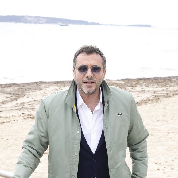 Exclusif - Bernard Montiel - Les célèbres personnalités de la télé se sont retrouvés avec bonheur, dans le Sud, à Vallauris Golf-Juan, pour assister à un magnifique show de cabaret, en présence de Mr Le Maire K. Luciano et ses adjoints, heureux de répondre à l'invitation du dynamique Président de l'association "Valoriser Vallauris Golf-Juan", Mr B. Darde, ce passionné d'art et du monde associatif projette également de créer un Musée de Sculpture à ciel ouvert , mêlant Art et Espace Public.  © Jack Tribeca/Bestimage