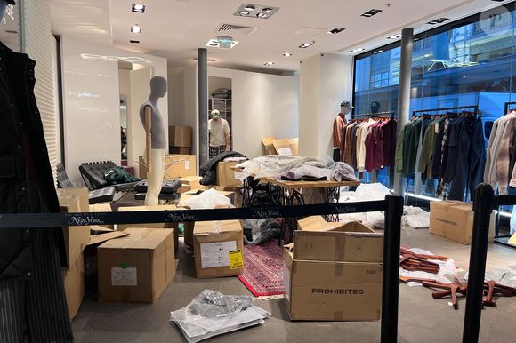 Plusieurs nouveautés sont annoncées, dont une halle alimentaire de 1 000 m² à l’horizon 2026.

Illustration des rayons vides, au BHV Marais (Bazar de l'Hôtel de Ville) à Paris. Le 20 novembre 2025.
© Céline Bonnarde / Bestimage