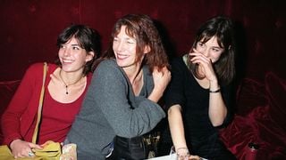 "Ce qui peut expliquer notre morphologie" : Tout comme Jane Birkin, Charlotte Gainsbourg ou Alice Attal, Lou Doillon affiche une silhouette très fine