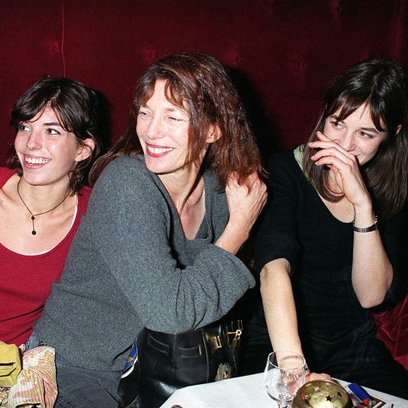 Chez les Gainsbourg, on affiche une silhouette ultra-fine depuis quelques générations. 

Jane Birkin entourée de ses filles Lou Doillon et Charlotte Gainbsourg. © BERTRAND RINDOFF PETROFF / BESTIMAGE