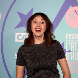 Valérie Bonneton au photocall des arrivées de la cérémonie de clôture du 27ème Festival International du Film de Comédie de l'Alpe d'Huez, France, le 20 janvier 2024. © Dominique Jacovides/Bestimage