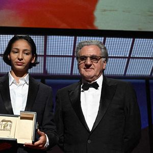 Nadia Melliti a reçu le Prix d'interprétation féminine pour son rôle dans le film "La Petite dernière"

L'actrice française Nadia Melliti reçoit des mains de l'acteur français Daniel Auteuil le Prix d'interprétation féminine pour son rôle dans le film "La Petite dernière" lors de la cérémonie de clôture de la 78e édition du Festival de Cannes à Cannes, France, le 24 mai 2025. Photo de David Niviere/ABACAPRESS.COM