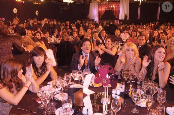 Avec huit enfants, fruits de ses amours nombreuses, la succession s'annonçait difficile.

Diego Armando Maradona - Buenos Aires (Argentine), 29 mai 2006. Présent au gala des prix Martín Fierro à l’hôtel Hilton, accompagné de ses filles Dalma et Giannina et de son ex-épouse Claudia Villafañe.
Crédit : Gamba/Look Press/Avalon/Photoshot/ABACAPRESS.COM
