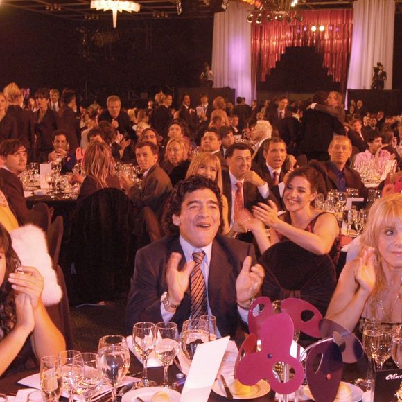 Avec huit enfants, fruits de ses amours nombreuses, la succession s'annonçait difficile.

Diego Armando Maradona - Buenos Aires (Argentine), 29 mai 2006. Présent au gala des prix Martín Fierro à l’hôtel Hilton, accompagné de ses filles Dalma et Giannina et de son ex-épouse Claudia Villafañe.
Crédit : Gamba/Look Press/Avalon/Photoshot/ABACAPRESS.COM