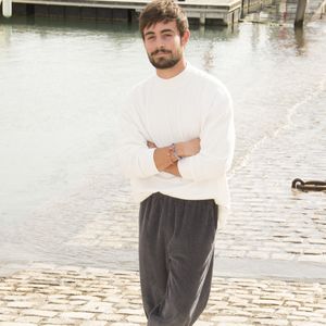 La complicité entre Clément Rémiens et Denitsa Ikonomova est donc toujours bel et bien au rendez-vous, ce qui ne manque pas de faire plaisir à voir.

Clément Rémiens   "Ici tout commence" - Photocall lors du Festival de la Fiction de La Rochelle. Le 18 septembre 2021 © Christophe Aubert via Bestimage
