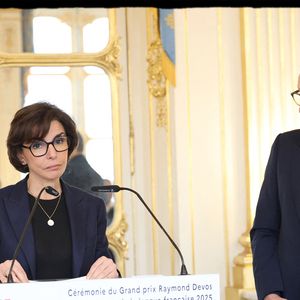 Semi-Exclusif - Dany Boon, Rachida Dati - Dany Boon reçoit des mains de Rachida Dati le Grand Prix Raymond Devos de la langue française 2025 au Salon Jérôme du Ministère de la Culture à Paris le 21 mars 2025. L'humoriste a reçu ce superbe nœud papillon créé par la Manufacture de Sèvres, qu’aimait tant porter le génie des mots qu’était l’humoriste franco-belge. Dany Boon a été choisi à l’unanimité par un jury présidé par le délégué général à la langue française et aux langues de France, et composé de personnalités choisies pour leur compétence dans le domaine de la langue française et désignées par le ministre chargé de la culture pour une durée d’un an renouvelable.
Créé en 2003, le grand prix récompense un lauréat, personne physique ou personne morale d’expression française, dont l’œuvre ou l’action contribue au progrès de la langue française, à son rayonnement et à sa promotion. Il est décerné chaque année durant la Semaine de la langue française et de la francophonie. © Alain Guizard/Bestimage