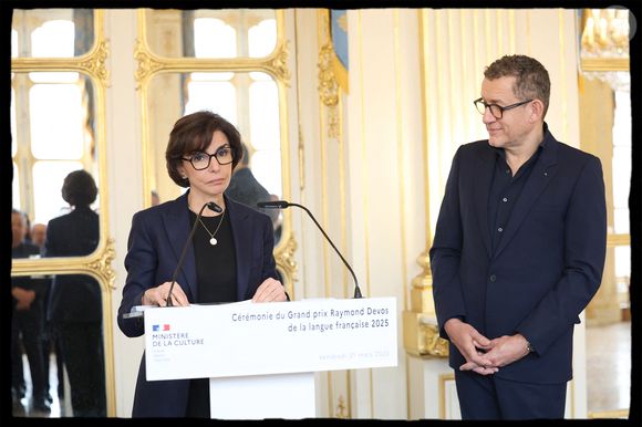 Semi-Exclusif - Dany Boon, Rachida Dati - Dany Boon reçoit des mains de Rachida Dati le Grand Prix Raymond Devos de la langue française 2025 au Salon Jérôme du Ministère de la Culture à Paris le 21 mars 2025. L'humoriste a reçu ce superbe nœud papillon créé par la Manufacture de Sèvres, qu’aimait tant porter le génie des mots qu’était l’humoriste franco-belge. Dany Boon a été choisi à l’unanimité par un jury présidé par le délégué général à la langue française et aux langues de France, et composé de personnalités choisies pour leur compétence dans le domaine de la langue française et désignées par le ministre chargé de la culture pour une durée d’un an renouvelable.
Créé en 2003, le grand prix récompense un lauréat, personne physique ou personne morale d’expression française, dont l’œuvre ou l’action contribue au progrès de la langue française, à son rayonnement et à sa promotion. Il est décerné chaque année durant la Semaine de la langue française et de la francophonie. © Alain Guizard/Bestimage