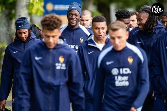 Face à des blessures chez ses joueurs, le nouveau sélectionneur à trouver des solutions de dernière minute.

Ibrahima Konaté - Entraînement des joueurs de l'équipe de France de football au centre national du football de Clairefontaine-en-Yvelines, France, le 1er septembre 2025. © Baptiste Autissier/Psnewz/Bestimage