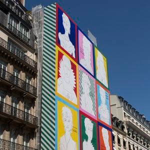 Installation de l'oeuvre de Jean-Charles de Castelbajac, intitulée "Joyeux Joyaux", sur la façade de la maison de joaillerie Mellerio, à Paris le 22 mai 2026.
© Lou-Line Cottard / Bestimage