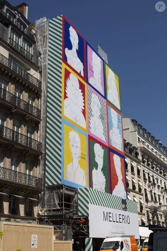 Installation de l'oeuvre de Jean-Charles de Castelbajac, intitulée "Joyeux Joyaux", sur la façade de la maison de joaillerie Mellerio, à Paris le 22 mai 2026.
© Lou-Line Cottard / Bestimage