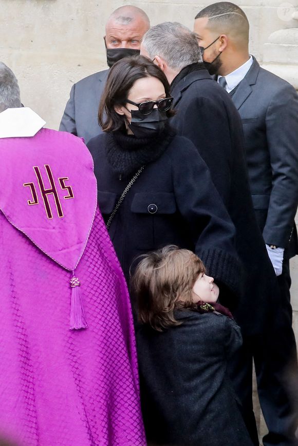Laissant son fils Orso avec sa mère, mannequin et comédienne, Gaëlle Pietri
Gaëlle Pietri (ex-compagne du défunt) et son fils Orso - Sorties des obsèques (bénédiction) de Gaspard Ulliel en l'église Saint-Eustache à Paris. Le 27 janvier 2022
© Jacovides-Moreau / Bestimage
