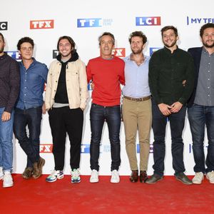 Une figure de "Franceinfo" a été évincée après des années de bons et loyaux services.
L'équipe de l'émission "Quotidien" : Salhia Brakhlia, Julien Bellver, Martin Weill, Etienne Carbonnier, Yann Barthès, Pablo Mira, Paul Larrouturou, Azzeddine Ahmed-Chaouch et Alison Wheeler - Soirée de rentrée de TF1 au Palais de Tokyo à Paris. © Pierre Perusseau/Bestimage