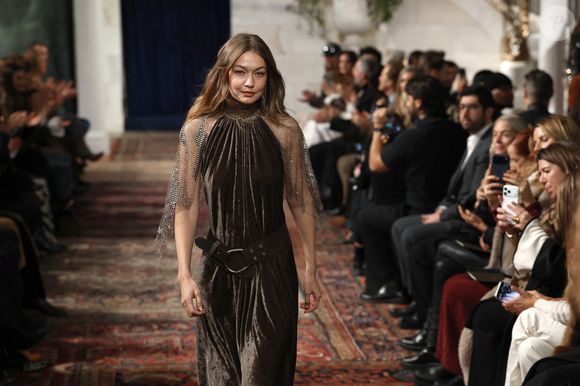 C’est une "propriété agricole emblématique où patrimoine, nature et art de vivre raffiné se rencontrent", précise l’annonce.

Gigi Hadid - Défilé Ralph Lauren "Collection Prêt-à-Porter Automne/Hiver 2026-2027" lors de la Fashion Week de New York (NYFW), le 10 février 2026.

Photo : Agence / Bestimage