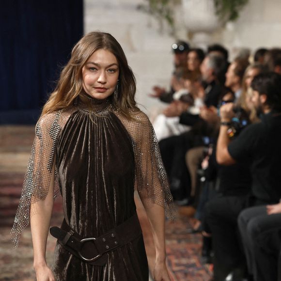 C’est une "propriété agricole emblématique où patrimoine, nature et art de vivre raffiné se rencontrent", précise l’annonce.

Gigi Hadid - Défilé Ralph Lauren "Collection Prêt-à-Porter Automne/Hiver 2026-2027" lors de la Fashion Week de New York (NYFW), le 10 février 2026.

Photo : Agence / Bestimage