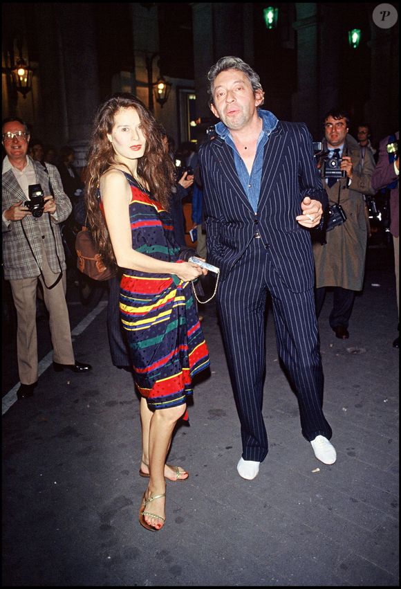et révèle au "Figaro" les quelques objets qu'elle a gardé de lui : "un peignoir, une paire de Repetto, des photos et mes bijoux que jamais je ne vendrai"

Serge Gainsbourg et Bambou (archive)