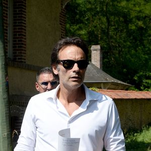 Anthony Delon et son demi-frère Alain-Fabien découvrent les hommages devant les grilles de la propriété de Douchy, quelques heures avant les obsèques de leur père, A.Delon, le 24 août 2024. Décédé le 18 août 2024, l'acteur a rendu son dernier souffle, entouré des siens dans sa propriété de Douchy, où il sera inhumé, le 24 août 2024 vers 17 heures dans une chapelle, construite il y a une vingtaine d'années. 