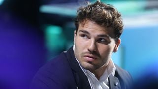 Antoine Dupont montre un autre visage : l’amoureux d’Iris Mittenaere jette un pavé dans la mare