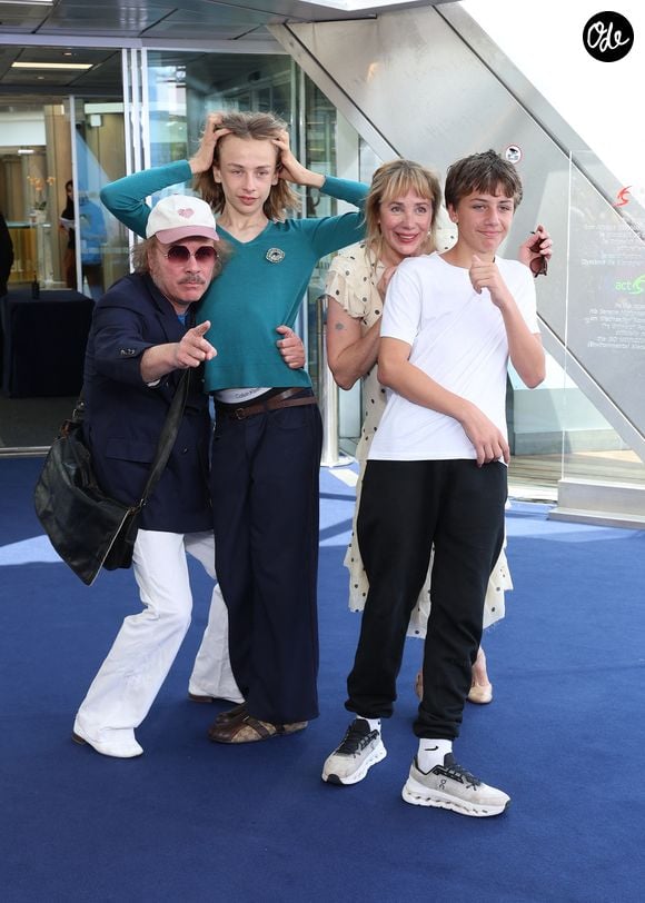 Philippe Katerine, Julie Depardieu et leurs enfants Billy et Alfred  - Photocall de 'Les derniers jours de Charles Baudelaire' lors de la 65eme édition du Festival TV De Monte Carlo le 14 Juin 2026

 © Denis Guignebourg /Bestimage