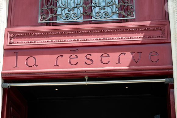 Avec son restaurant triplement étoilé, son spa exclusif et sa décoration inspirée du XIXe siècle, l’hôtel s’est imposé comme l’une des adresses préférées des stars internationales de passage à Paris.

Hôtel La Réserve, situé 42 Avenue Gabriel dans le 8ème arrondissement de Paris, le 28/07/2025. © Jonathan Jacob/Bestimage