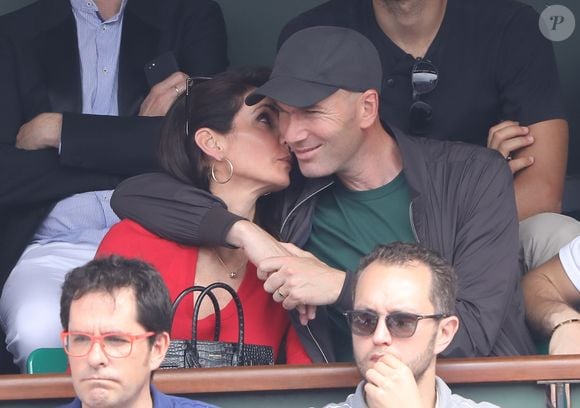 Zinedine Zidane, sa femme Véronique dans les tribunes des Internationaux de France de Tennis de Roland Garros à Paris. Le 10 juin 2018
© Jacovides-Moreau / Bestimage
