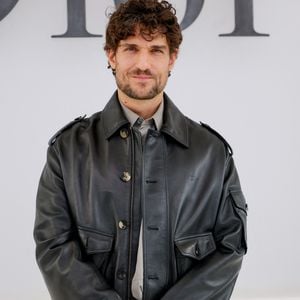 Une belle façon de célébrer cette étape importante pour celle qui évolue aujourd'hui au sein d'une famille recomposée (son père Louis Garrel a été marié à Laetitia Casta avec laquelle il a eu un fils, Azel, en 2021). 

Louis Garrel au photocall du défilé Christian Dior Collection Femme Prêt-à-Porter Printemps/Eté 2027 lors de la Fashion Week de Paris (PFW) au Jardin des Tuileries, à Paris, France, le 29 septembre 2026. © Olivier Borde/Bestimage