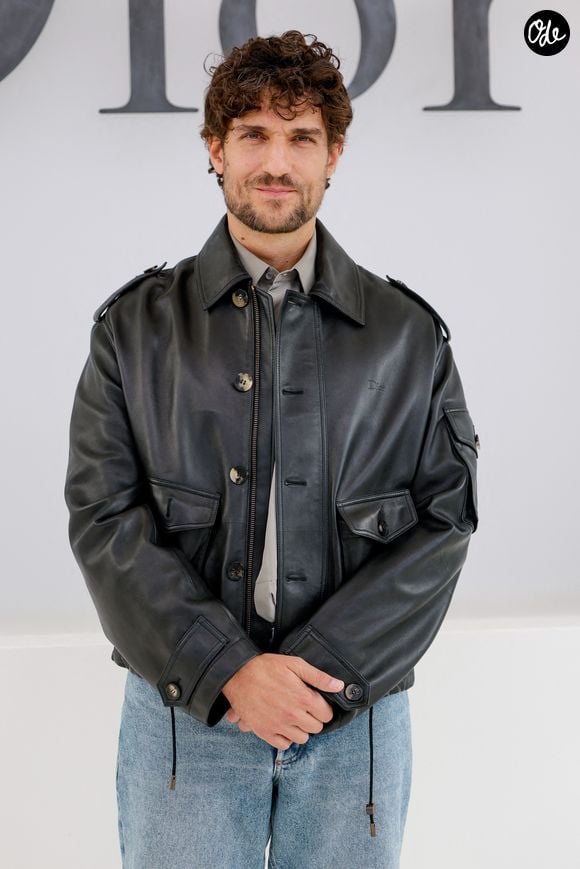 Une belle façon de célébrer cette étape importante pour celle qui évolue aujourd'hui au sein d'une famille recomposée (son père Louis Garrel a été marié à Laetitia Casta avec laquelle il a eu un fils, Azel, en 2021). 

Louis Garrel au photocall du défilé Christian Dior Collection Femme Prêt-à-Porter Printemps/Eté 2027 lors de la Fashion Week de Paris (PFW) au Jardin des Tuileries, à Paris, France, le 29 septembre 2026. © Olivier Borde/Bestimage