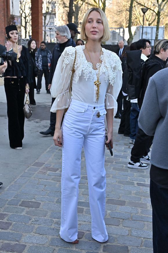 Alexia Mavroleon arrive au défilé Chloé pendant la semaine de la mode à Paris, France, le 6 mars 2025. Photo by Julien Reynaud/APS-Medias/ABACAPRESS.COM
