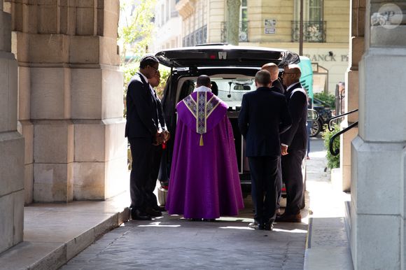 Le cercueil du défunt Obsèques du journaliste Daniel Bilalian en l'église Saint-Pierre de Neuilly-sur-Seine, France, le 22 mai 2025. © Clovis-Ouahcene/Bestimage