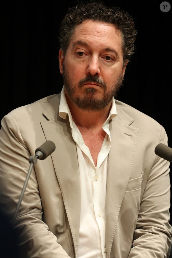 Exclusif - L'acteur, scénariste, réalisateur français, sociétaire de la Comédie-Française et écrivain Guillaume Gallienne à la Station Ausone - Librairie Mollat à Bordeaux pour un échange avec ses lecteurs à l'occasion de la sortie de son livre "Le buveur de brume", le 10 juin 2025. ©Jean Marc Lhomer/ Bestimage.