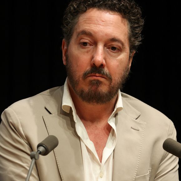 Exclusif - L'acteur, scénariste, réalisateur français, sociétaire de la Comédie-Française et écrivain Guillaume Gallienne à la Station Ausone - Librairie Mollat à Bordeaux pour un échange avec ses lecteurs à l'occasion de la sortie de son livre "Le buveur de brume", le 10 juin 2025. ©Jean Marc Lhomer/ Bestimage.