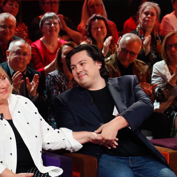 Exclusif - Michèle Bernier et ses enfants Charlotte et Enzo Gaccio lors de l'enregistrement de l'émission "Famille je vous aime" présentée par M. Drucker et qui sera diffusée le 13 juin 2025 sur France 3, aux Studios rive gauche à Paris, France, le 14 avril 2025. © Clovis-Gaffiot/Bestimage
Tout au long de sa carrière, Michel Drucker a interviewé les parents de ses invités pour comprendre leur parcours. Il a tissé des liens avec chacune de leur famille. Voilà comment est née l'idée de " Famille je vous aime ".

Cette émission diffusée en prime time sur France 3, entre la Fête des Mères et la Fête des Pères, a pour thème principal la transmission.

La famille a toujours inspiré les artistes que ce soit en chanson ou en humour. Gad Elmaleh, le parrain de cette première émission sera accompagné de Régine et David, ses parents. Il y aura également Dany Brillant, Anne Roumanoff, Roman Doduick et leur maman, Michèle Bernier, Laurent Voulzy, Gérard Lanvin, Louis Chedid, Michel et Beatrice Leeb et leurs enfants, mais aussi David Hallyday et Olivier de Benoist dont les récents spectacles abordent ce sujet.

Entre émotion et fous rires, nous n'avons pas fini d'aimer ces drôles de Familles !