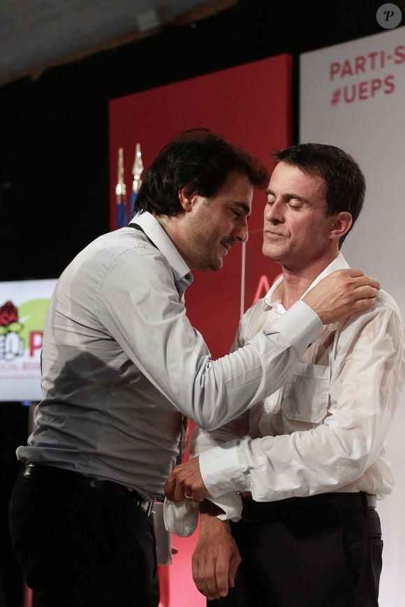 Manuel Valls (le premier ministre) la chemise complètement mouillée et son conseiller communication, Harold Hauzy - Clôture de l'université d'été du Parti Socialiste (PS) à La Rochelle, le 30 août 2015.