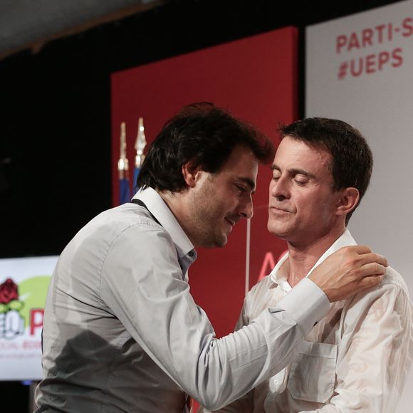 Manuel Valls (le premier ministre) la chemise complètement mouillée et son conseiller communication, Harold Hauzy - Clôture de l'université d'été du Parti Socialiste (PS) à La Rochelle, le 30 août 2015.
