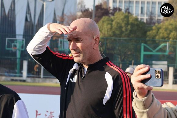 Zinédine Zidane en a profité pour découvrir New York avec ses autres enfants Enzo, Théo et Elyaz.

Zinedine Zidane et le footballeur Kuai Jiwen visitent l'université Jiao Tong de Shanghai lors de leur tournée en Chine - 30/11/2025 © Imago/PsnewZ/Bestimage