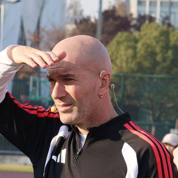 Zinédine Zidane en a profité pour découvrir New York avec ses autres enfants Enzo, Théo et Elyaz.

Zinedine Zidane et le footballeur Kuai Jiwen visitent l'université Jiao Tong de Shanghai lors de leur tournée en Chine - 30/11/2025 © Imago/PsnewZ/Bestimage