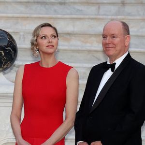 Une décoration prestigieuse qui montre à quel point les deux pays sont très unis.
Le prince Albert II de Monaco, La princesse Charlène de Monaco arrivant au dîner d'état en l'honneur de la visite du couple présidentiel français au palais princier à Monaco le 7 juin 2025.
© Dominique Jacovides / Bestimage